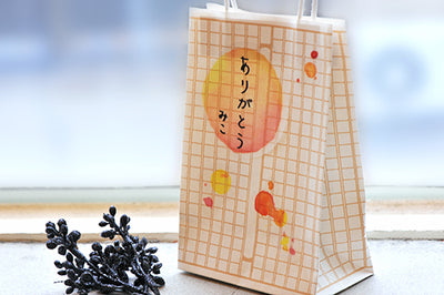 Paper bag decorated with MU sticky note MA-001502